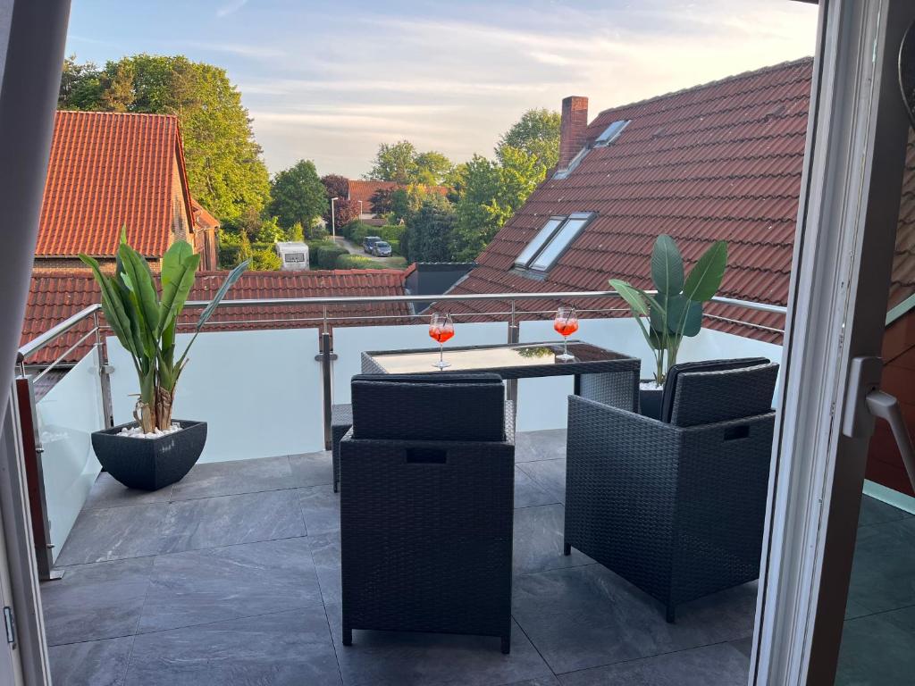 Terrasse mit Lounge-Möbeln und Gartenblick
