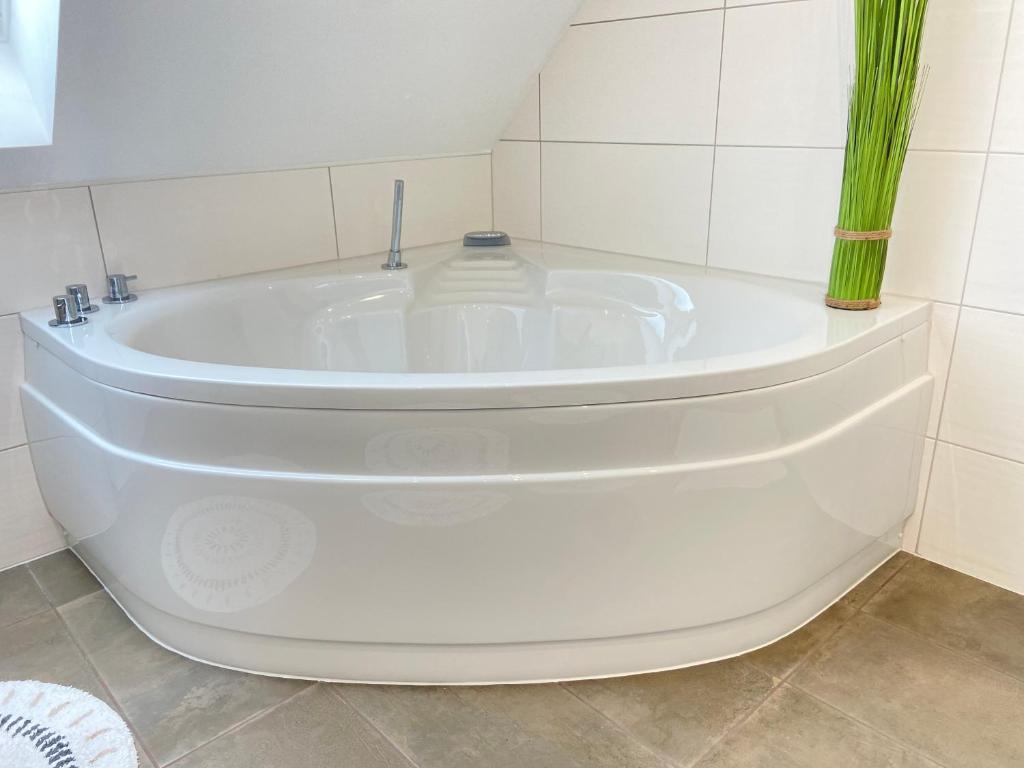 Eckbadewanne im Badezimmer