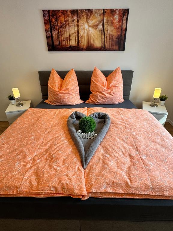 Schlafzimmer mit Doppelbett und Waldmotiv