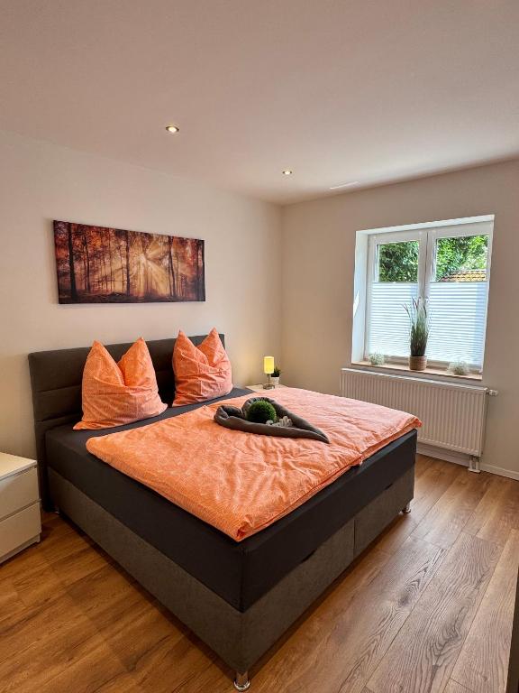 Helles Schlafzimmer mit Fenster und Doppelbett