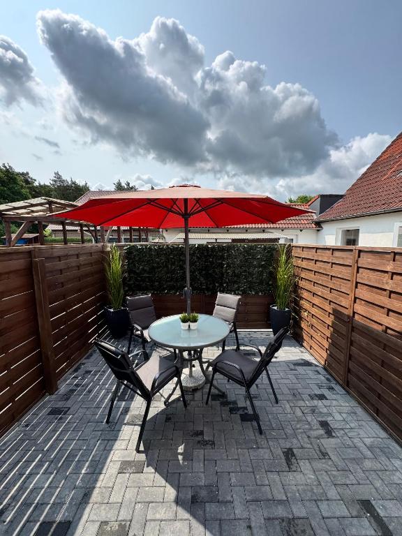Sonnige Terrasse mit Sitzgruppe und Sonnenschirm