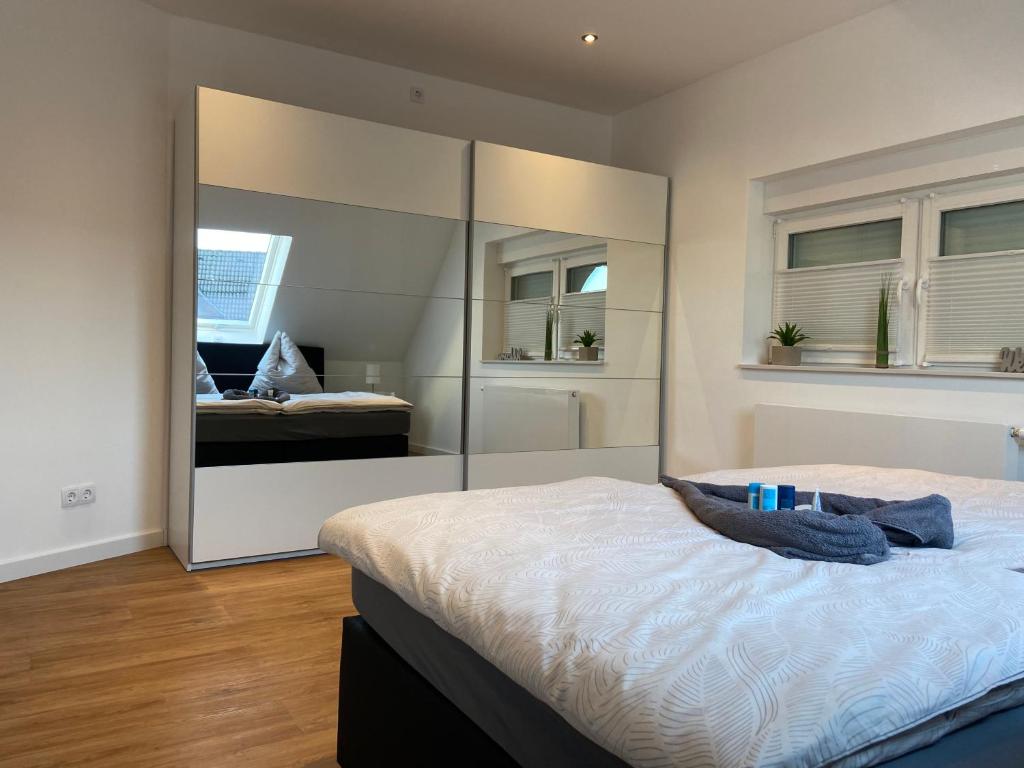 Schlafzimmer mit großem Spiegelschrank