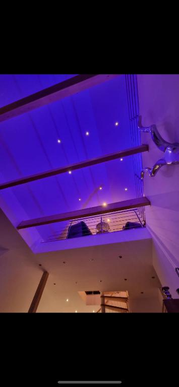 Hohe Decke mit blauer Ambientebeleuchtung