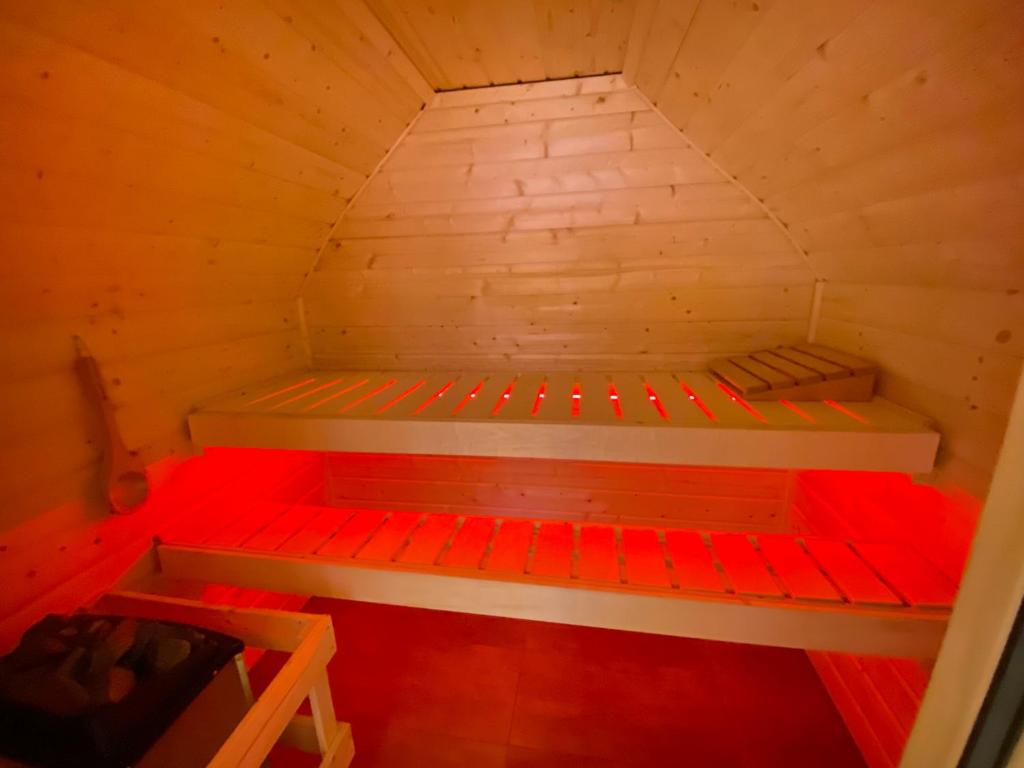 Eigene Sauna mit stimmungsvollem Licht