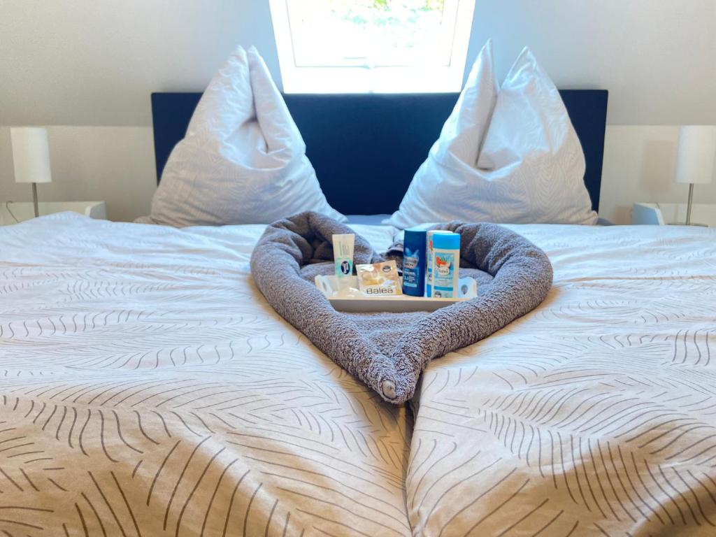 Schlafzimmer mit liebevoller Willkommensdeko