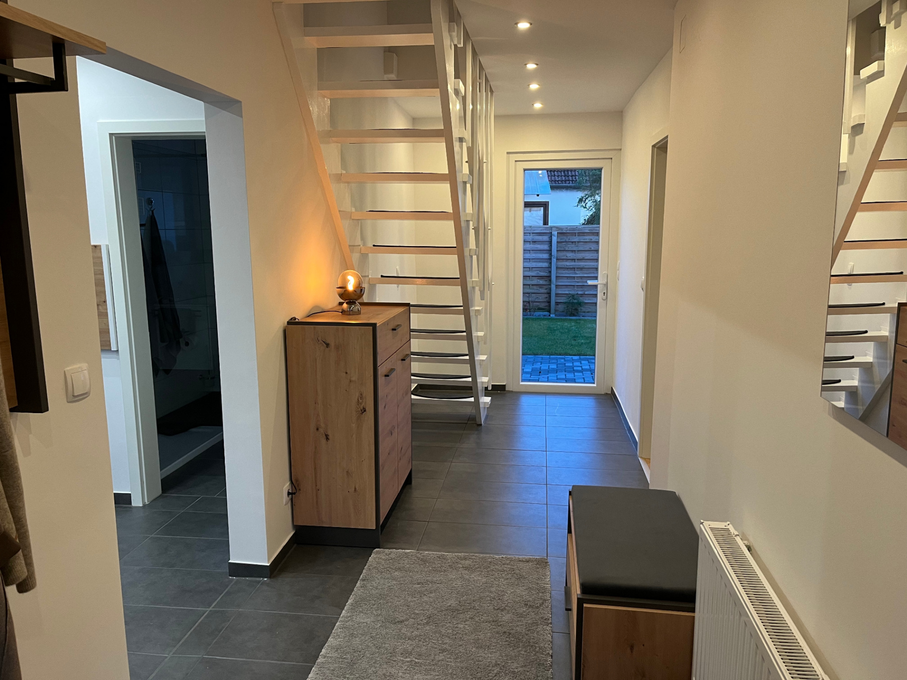 Flur mit Treppe und Blick in den Garten