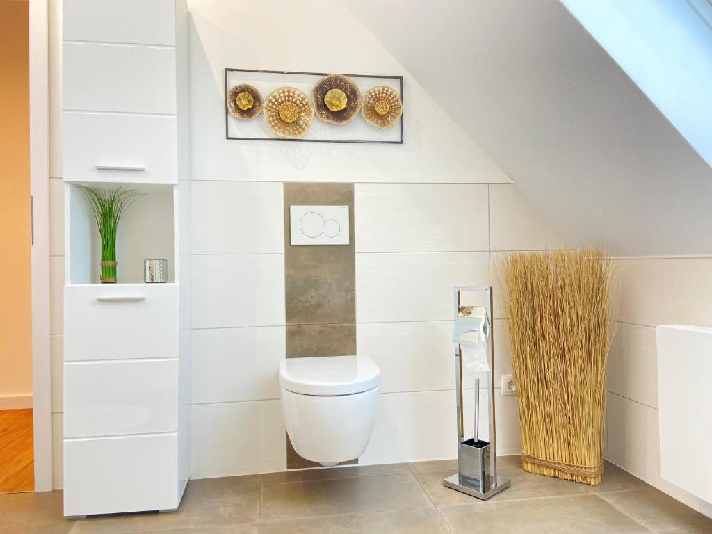 Gäste-WC mit dekorativer Wandgestaltung