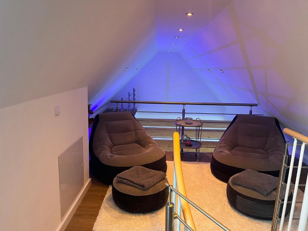 Loungebereich auf der Galerie mit stimmungsvollem Licht