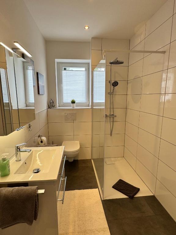 Modernes Bad mit ebenerdiger Dusche
