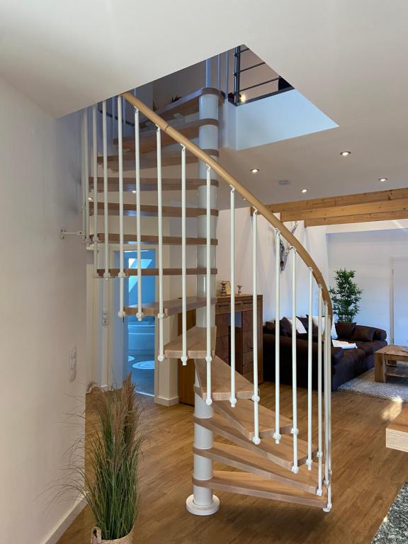 Elegante Wendeltreppe zur Galerieebene