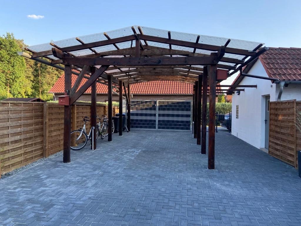 Überdachter Carport mit Fahrradstellplatz