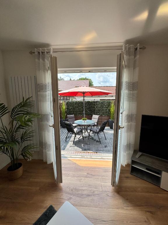 Blick durch die Terrassentür auf die Terrasse