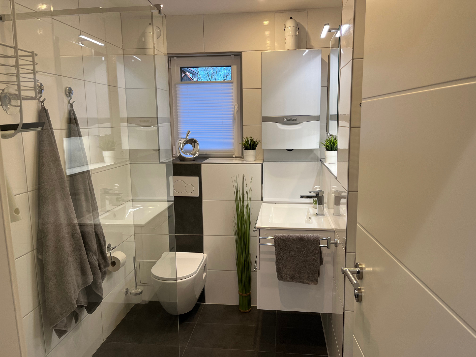Modernes Badezimmer mit Dusche und Fenster