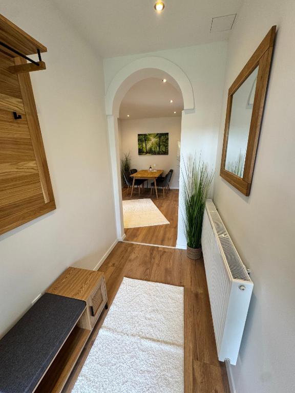 Heller Flur mit Garderobe und Blick zum Essbereich