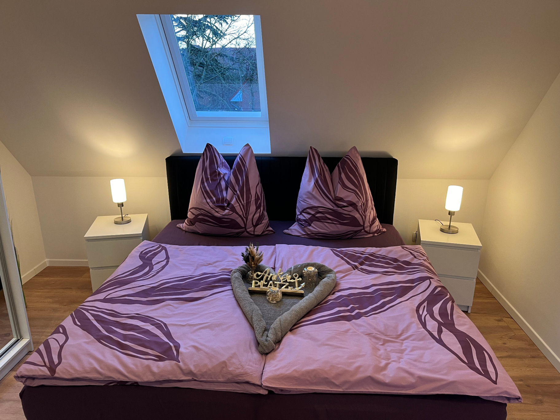 Schlafzimmer mit Doppelbett und Dachfenster