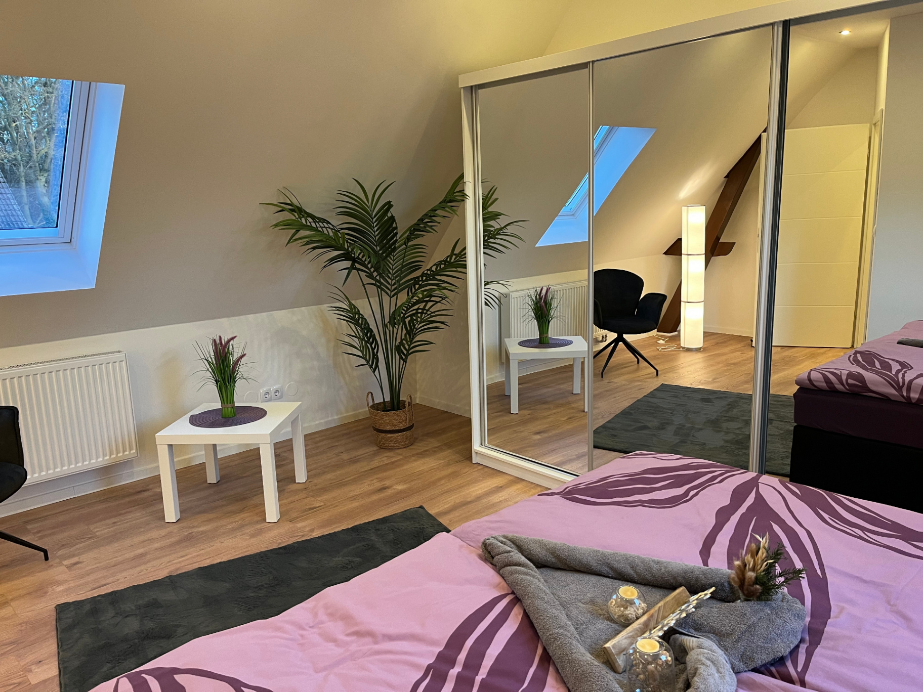Schlafzimmer mit großem Spiegelschrank
