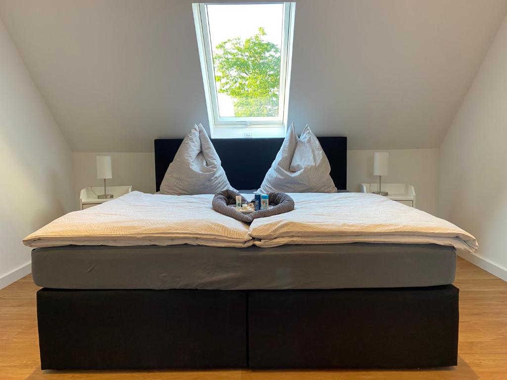 Helles Schlafzimmer mit Boxspringbett