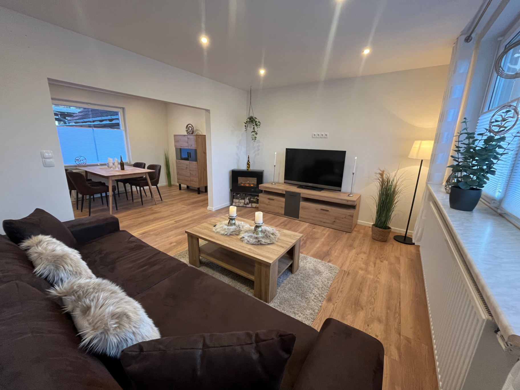 Großzügiger Wohnbereich mit Sofa und Blick zum Essbereich