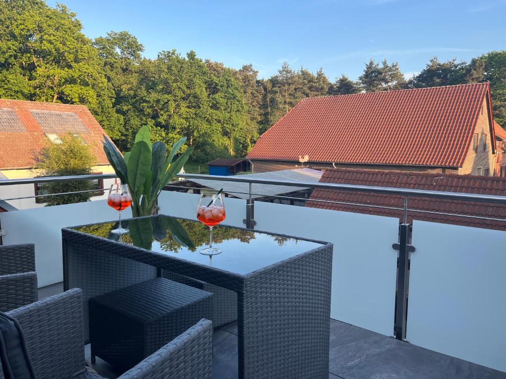 Große Terrasse am Abend mit Blick ins Grüne