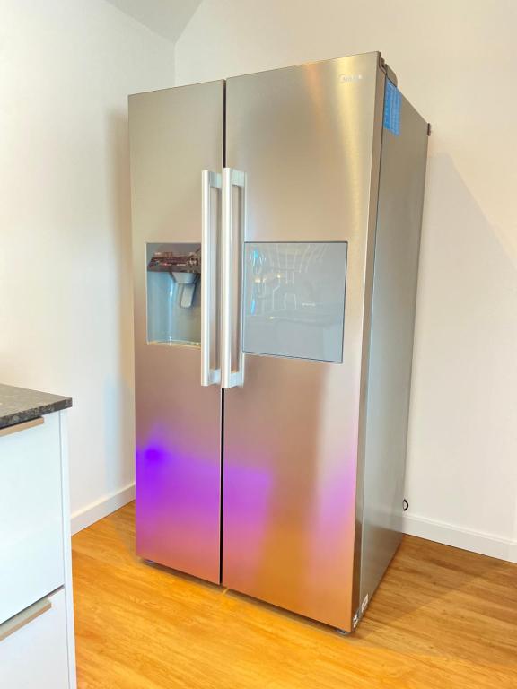 Großer Side-by-Side-Kühlschrank in der Küche