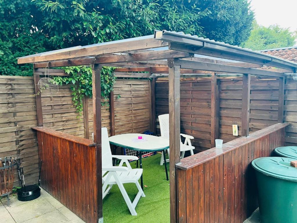 Überdachter Pavillon im Garten mit Sitzgelegenheit