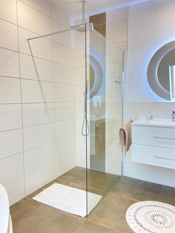 Modernes Badezimmer mit ebenerdiger Dusche