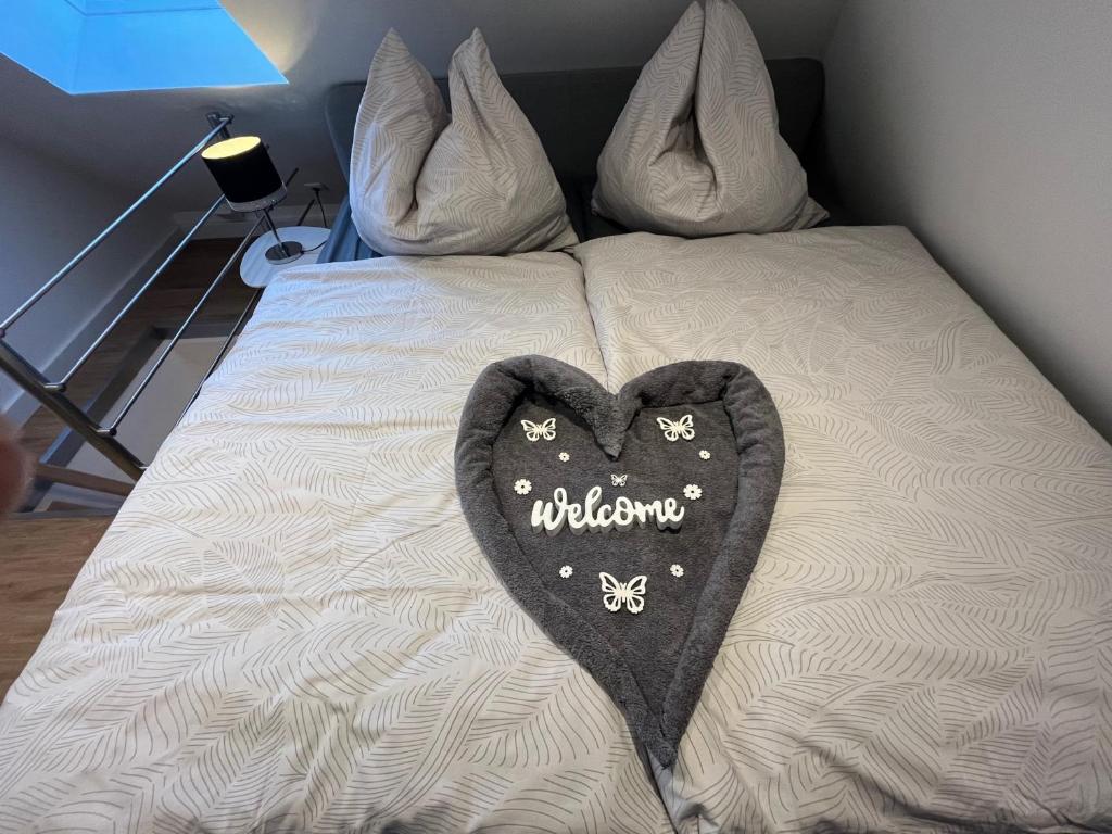 Willkommensdeko in Herzform auf dem Bett