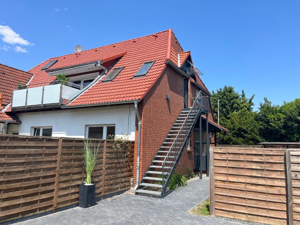 Außenansicht des Hauses mit rotem Ziegeldach