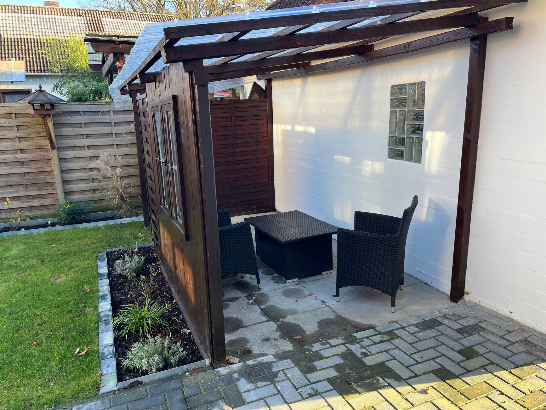 Überdachter Pavillon mit Sitzecke im Garten