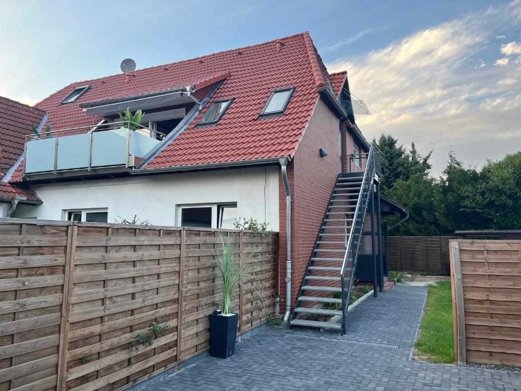 Außenansicht des Hauses mit Außentreppe zur Wohnung
