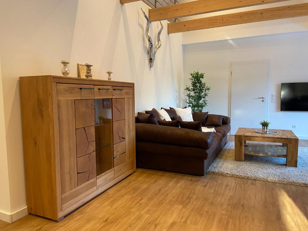 Wohnbereich mit gemütlicher Sitzecke und TV