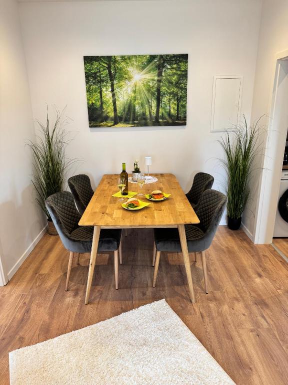 Essbereich mit Holztisch und Waldmotiv