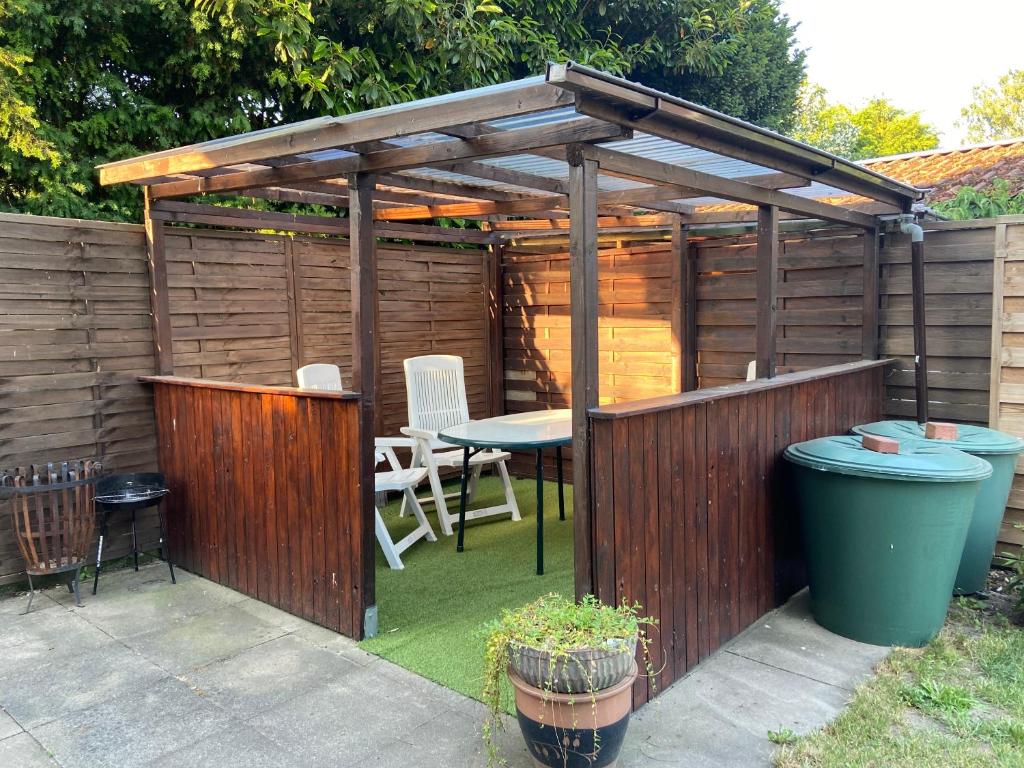 Gemütlicher Garten-Pavillon mit Sitzgelegenheit