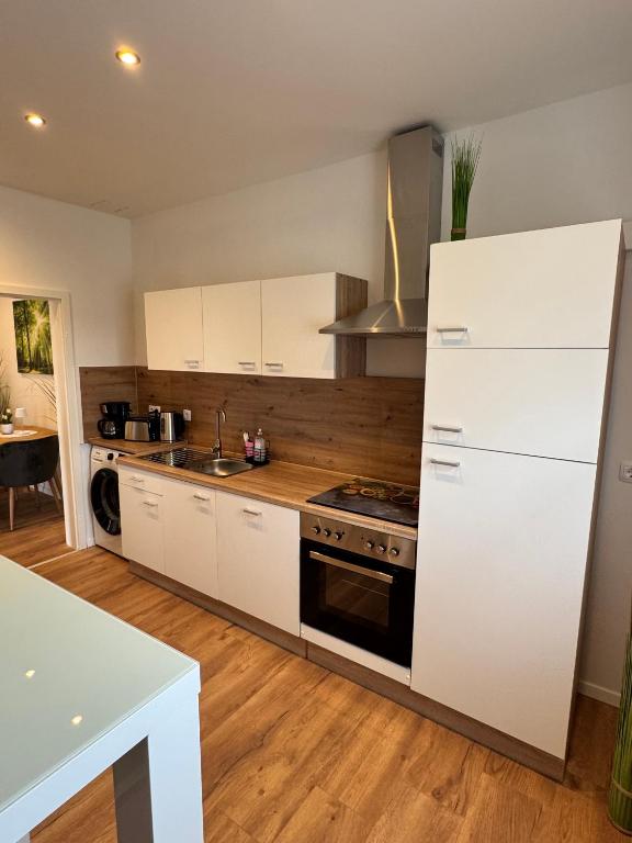 Voll ausgestattete Küche mit Backofen und Kühlschrank