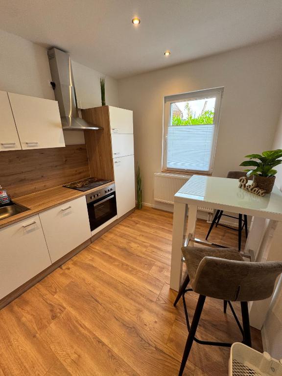 Küche mit Bartisch und Fenster ins Grüne