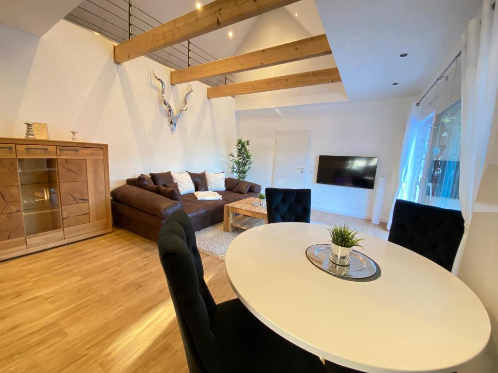 Wohnbereich mit Ledersofa und Holzbalken