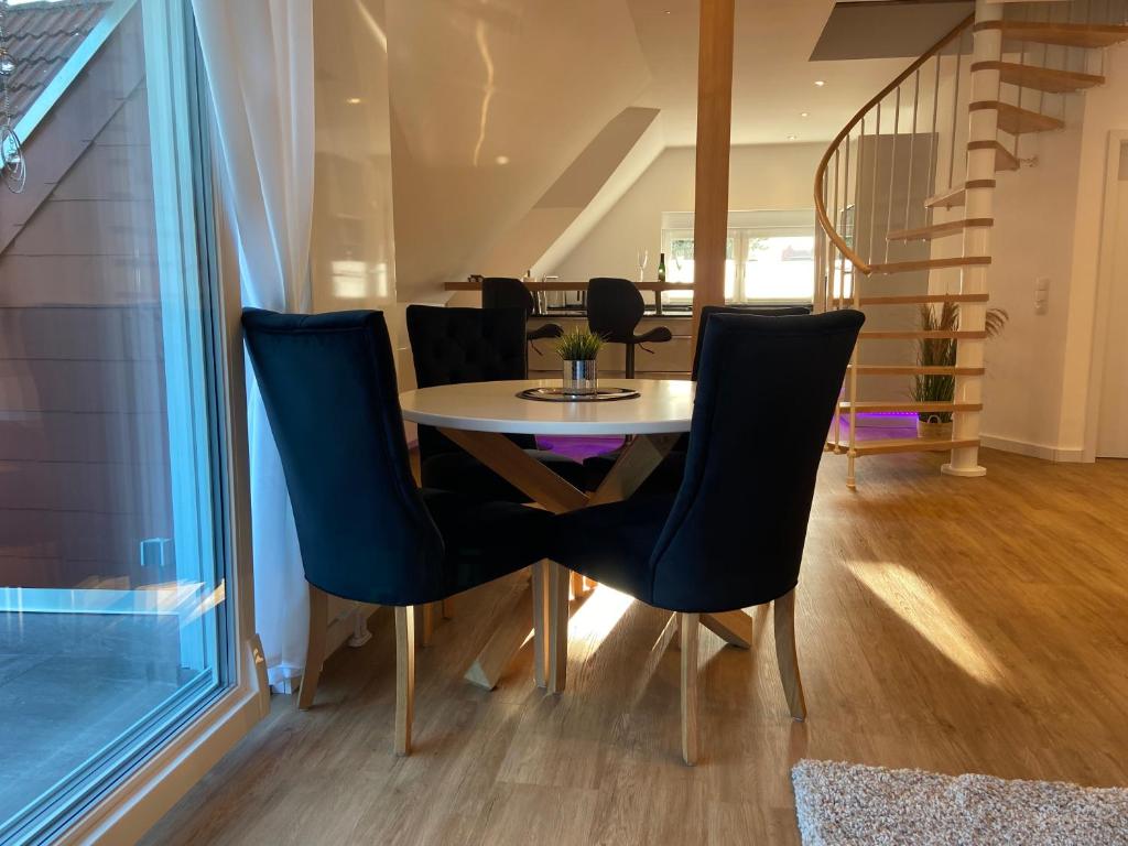 Essbereich mit Blick zur Wendeltreppe